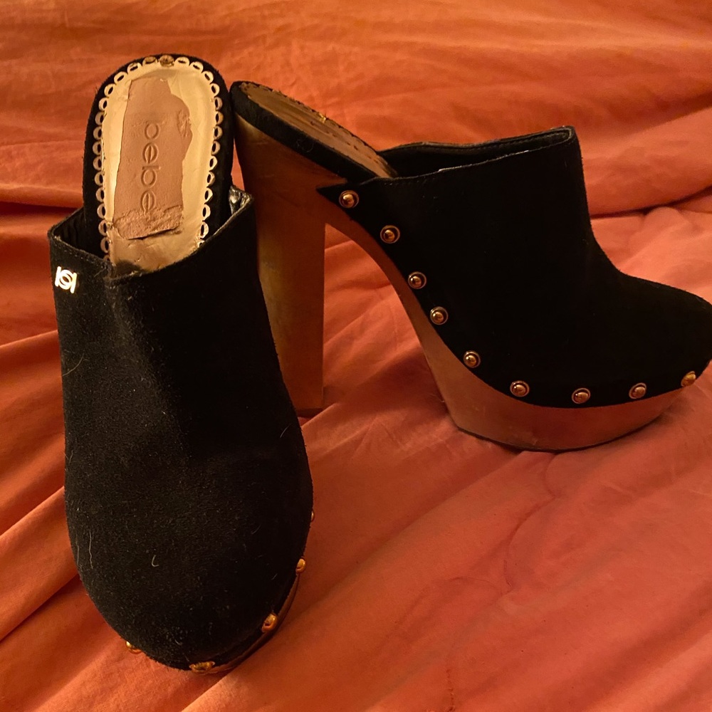 BEBE wood/suede scolls. size 8